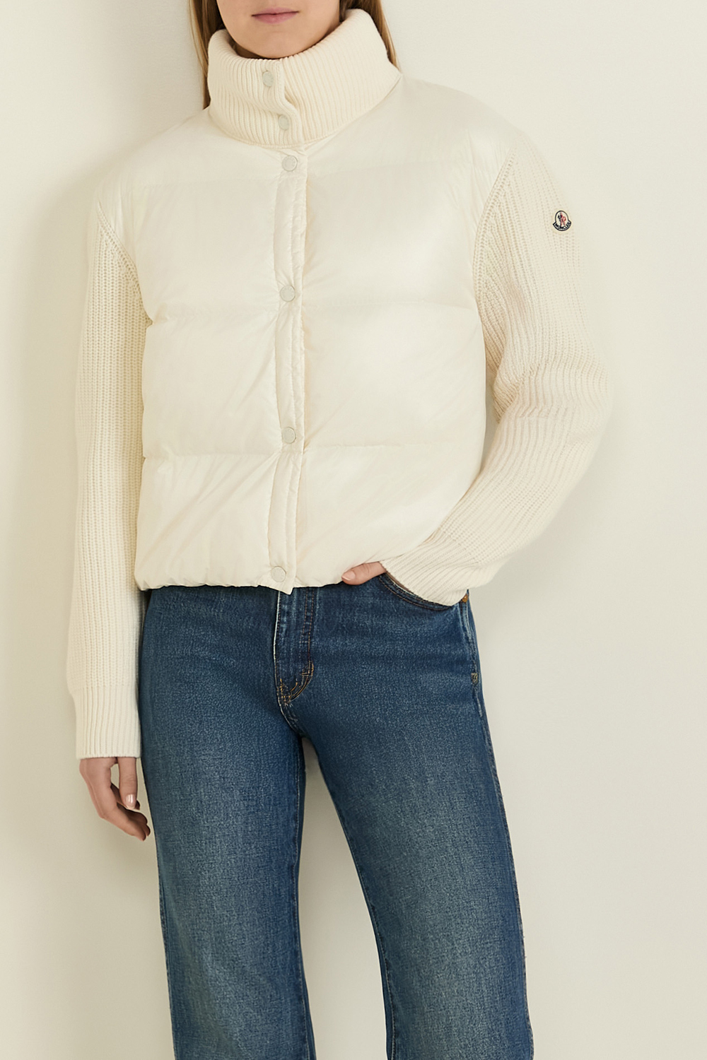 תמונת דוגמן קידמית של קרדיגן בשילוב פוך MONCLER