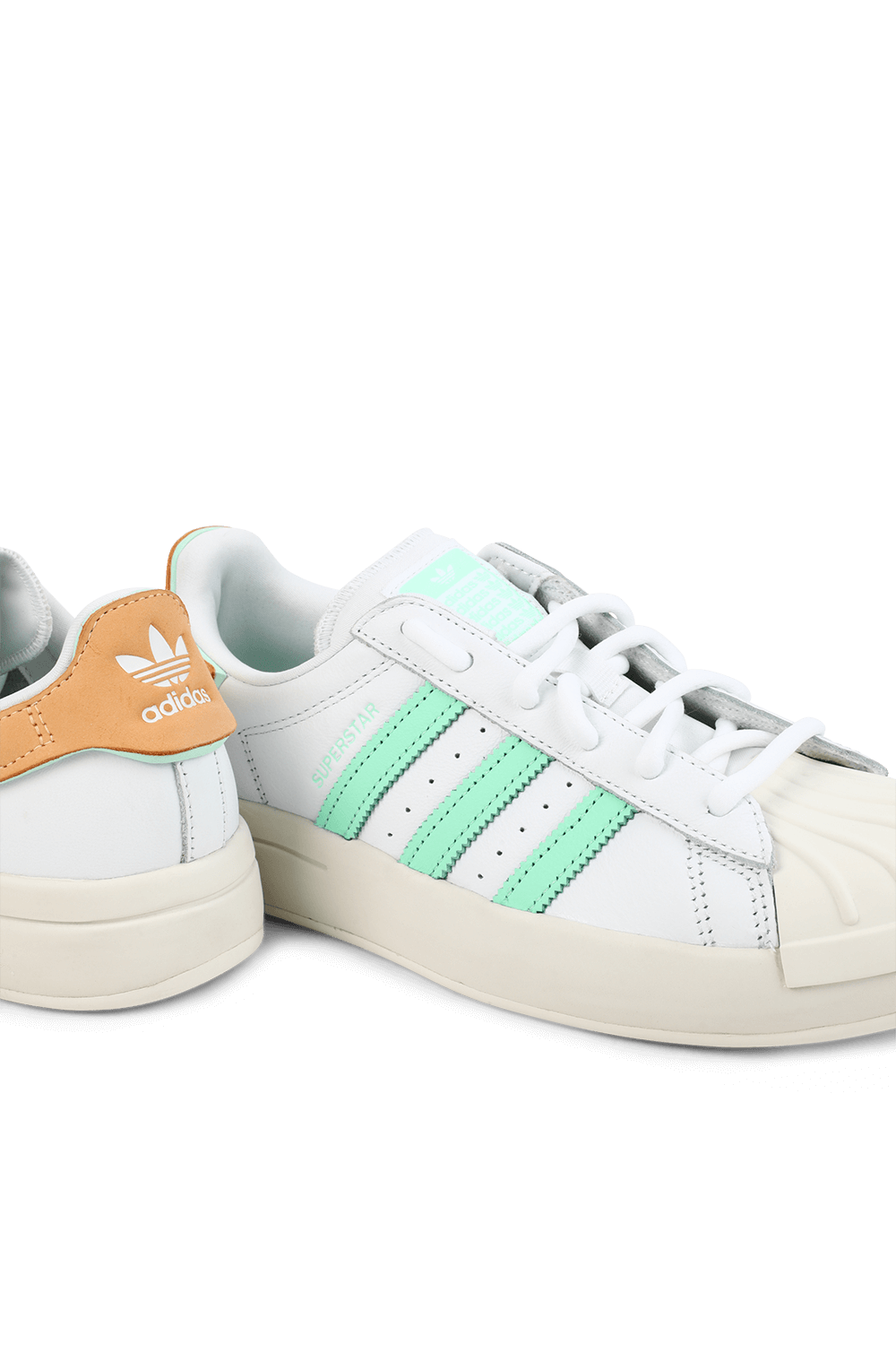 תמונת תקריב של סניקרס סופרסטאר ADIDAS ORIGINALS