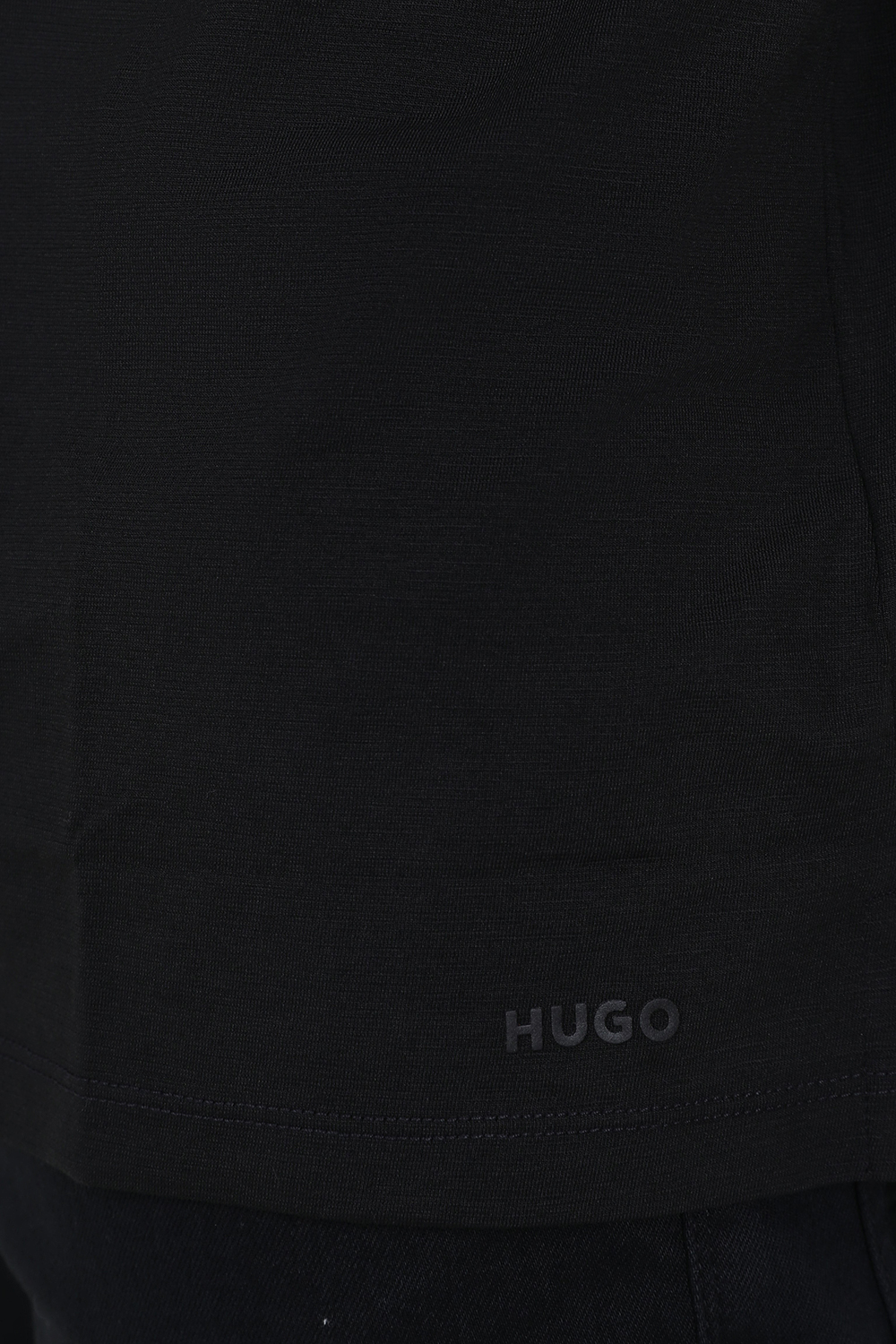 תמונת תקריב דוגמן של חולצת פולו קצרה HUGO