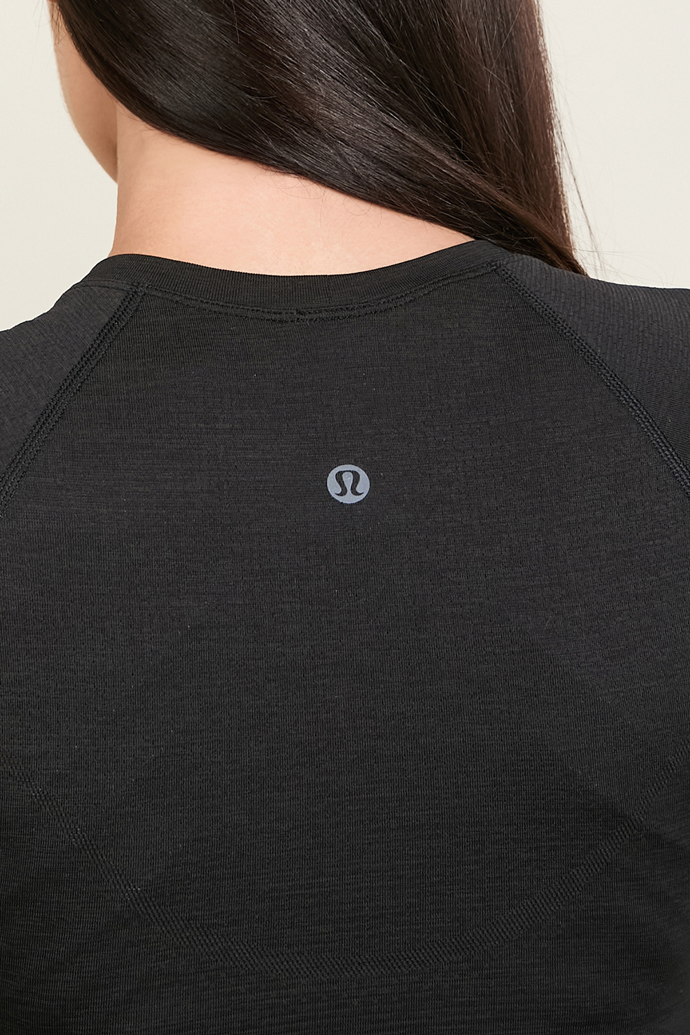 תמונת תקריב דוגמן של Swiftly Tech Cropped Long-Sleeve Shirt 2.0 LULULEMON