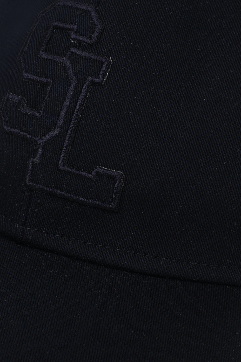 תמונת תקריב של כובע מצחייה בשחור וחום קלוע SAINT LAURENT