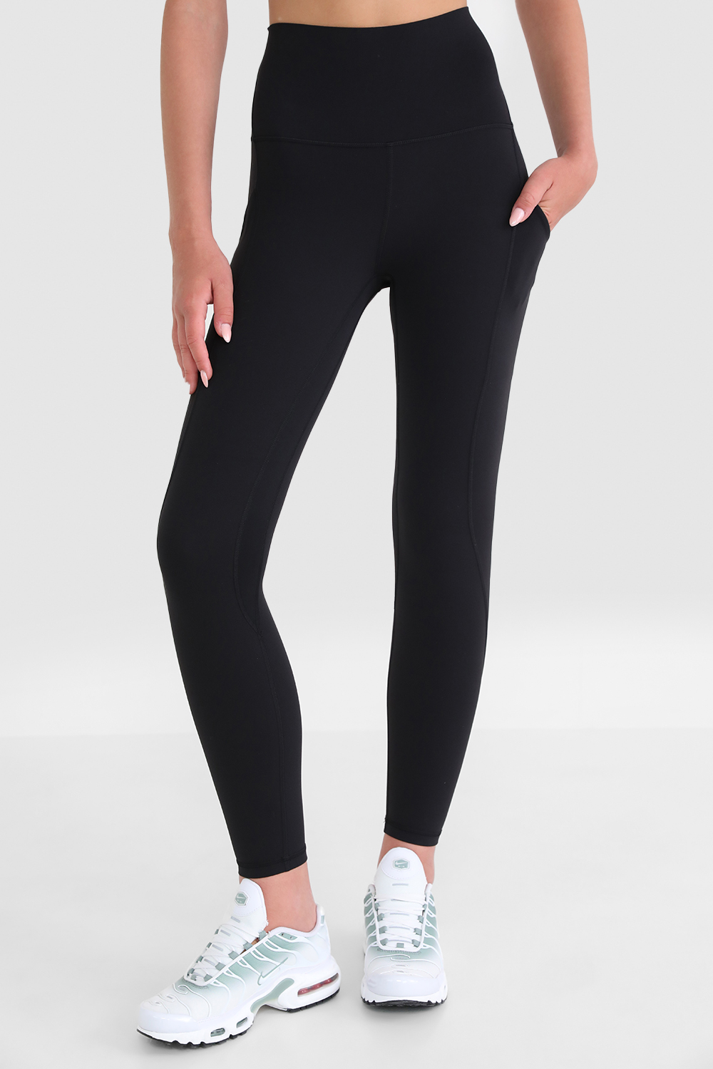 תמונת דוגמן קידמית של Align™ High-Rise Pant 25" *Pockets