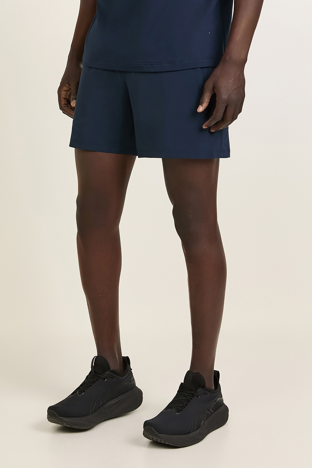 תמונת דוגמן קידמית של Pace Breaker Lined Short 5'' LULULEMON