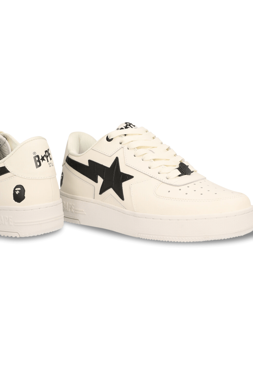 תמונת תקריב של נעלי סניקרס BAPE