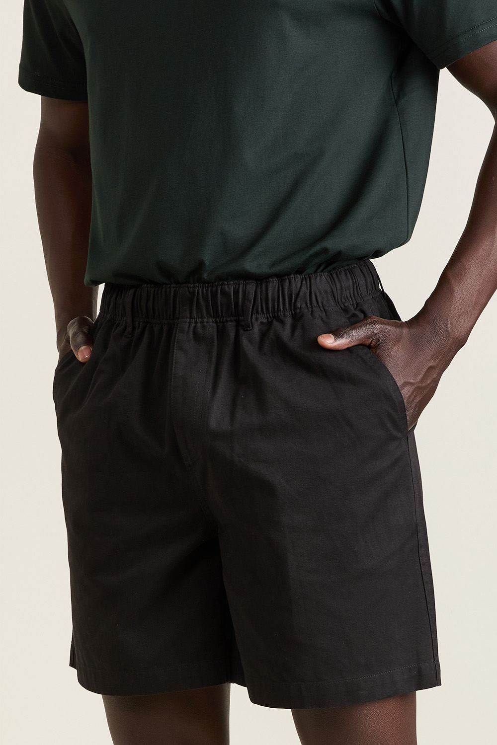 תמונת תקריב דוגמן של מכנסיים קצרים FRED PERRY