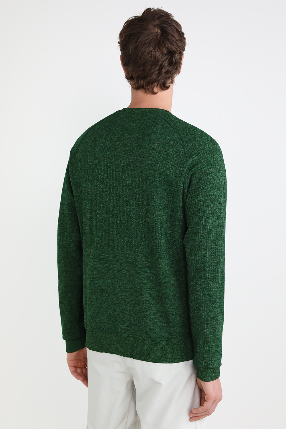 תמונת דוגמן אחורית של Engineered Warmth Long-Sleeve Crew