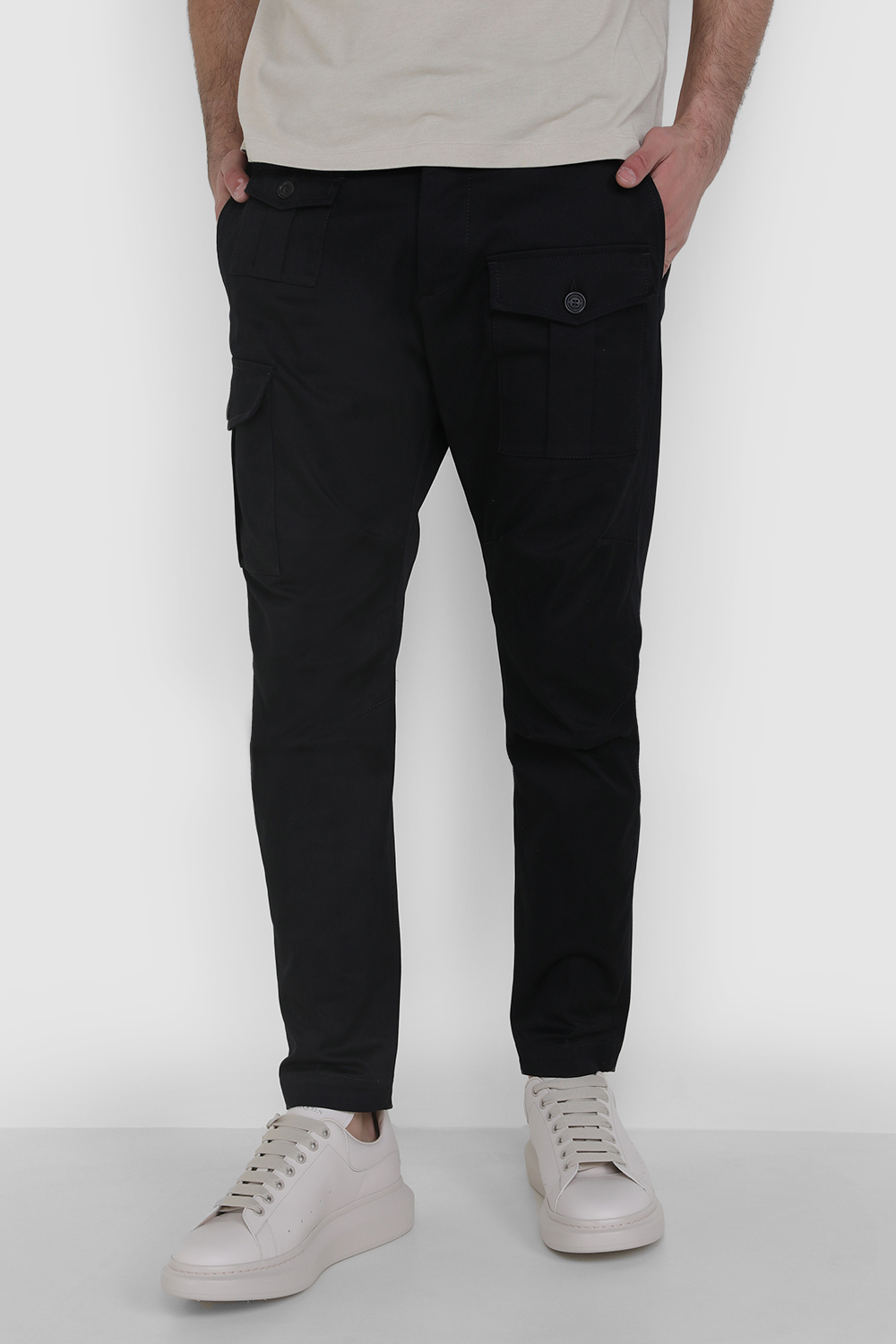 תמונת דוגמן קידמית של מכנסי קרגו DSQUARED2