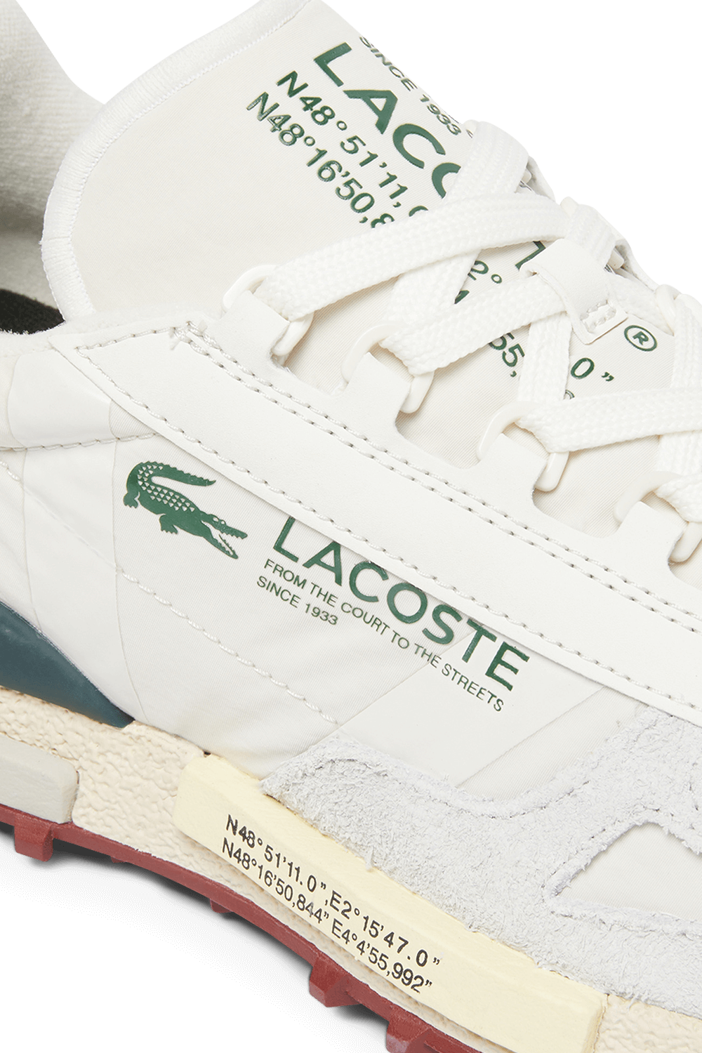 תמונת תקריב של נעלי סניקרס אליט LACOSTE