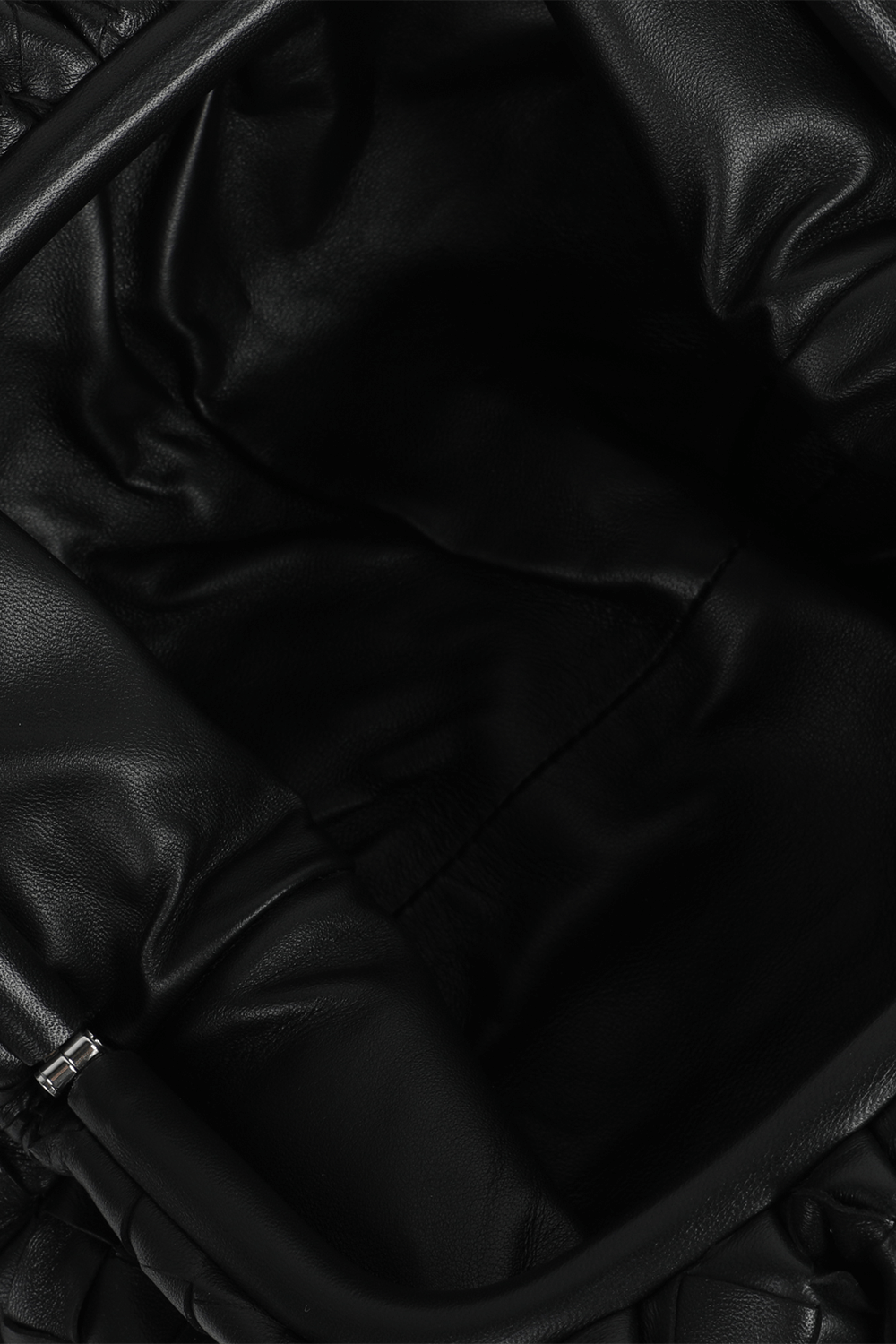 תמונת פנים של תיק טין פאוץ' מעור קלוע BOTTEGA VENETA