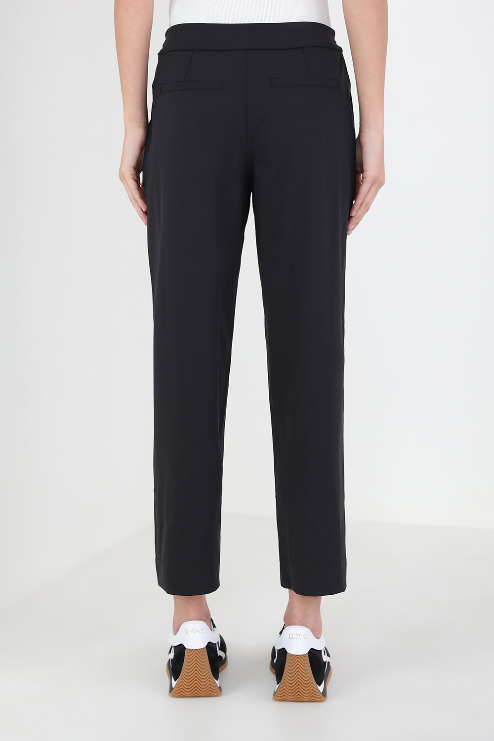 תמונת דוגמן אחורית של Tapered-Leg Mid-Rise Pant 7/8 Length Luxtreme LULULEMON