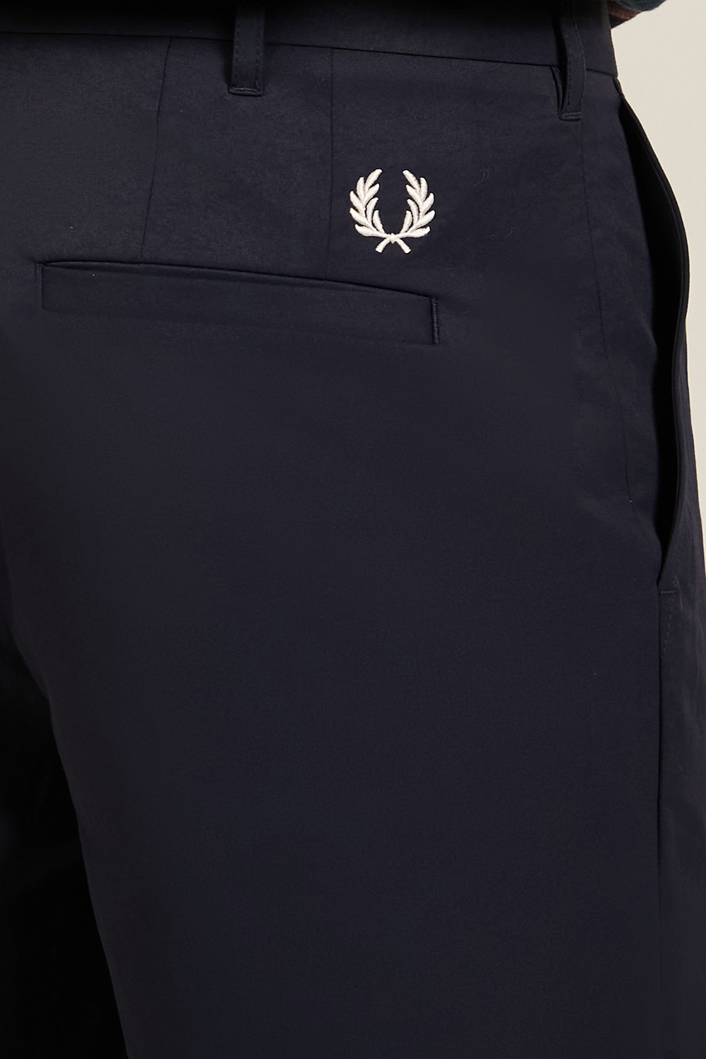 תמונת תקריב דוגמן של מכנסיים ארוכים FRED PERRY