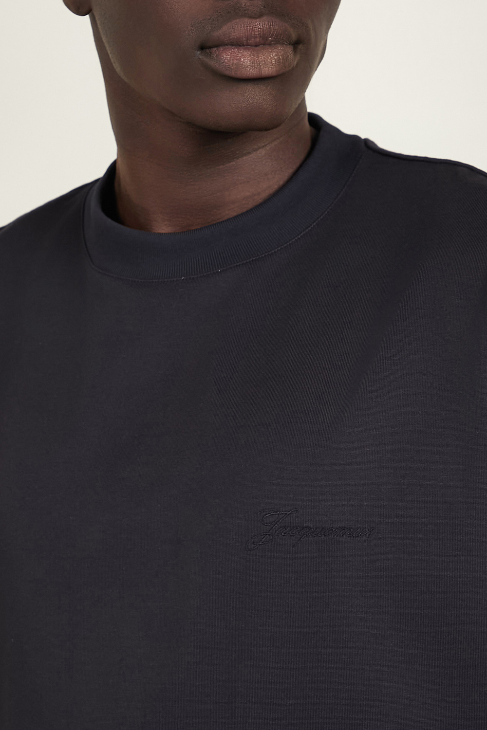 תמונת דוגמן אחורית של חולצת טי JACQUEMUS