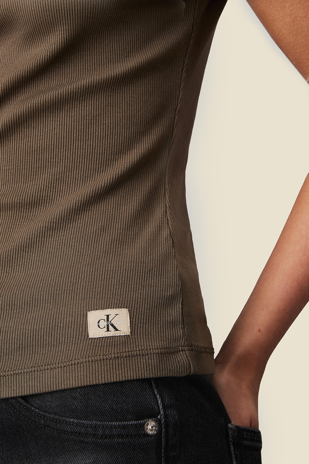תמונת תקריב דוגמן של חולצת טי ריב CALVIN KLEIN