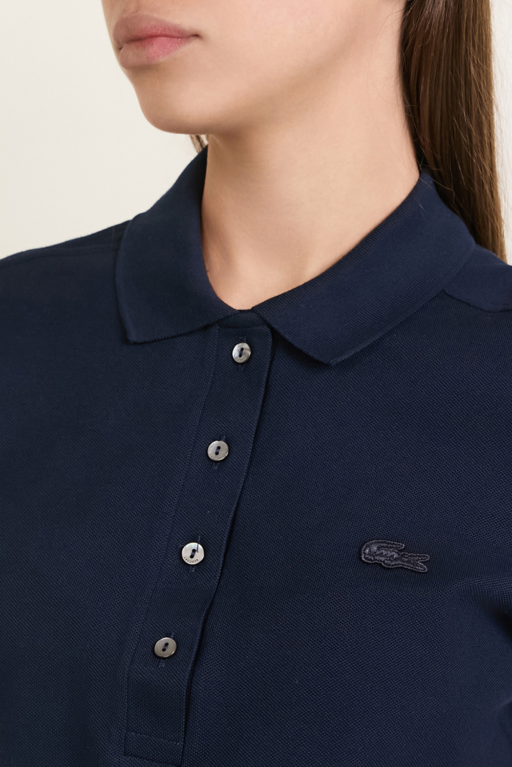 תמונת תקריב דוגמן של חולצת פולו סלים פיט LACOSTE