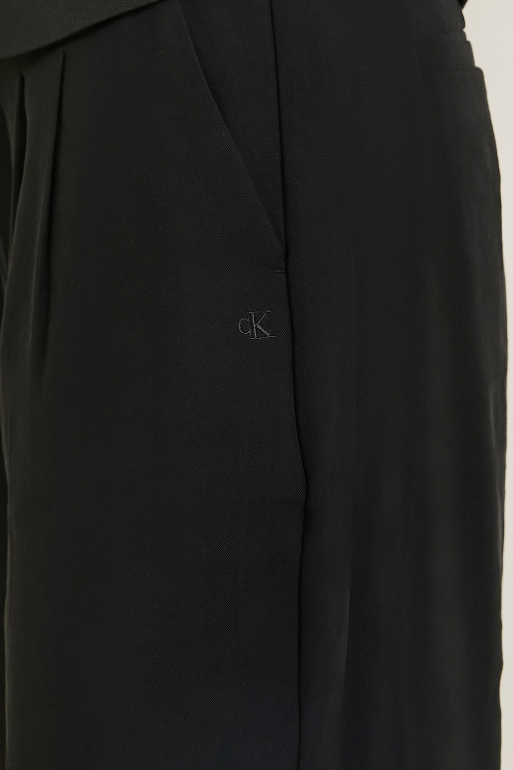 תמונת תקריב דוגמן של מכנסי צ'ינו CALVIN KLEIN