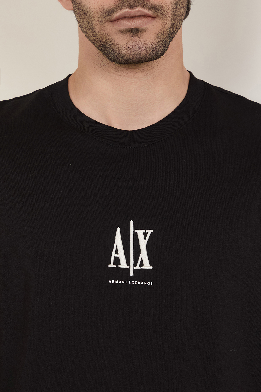 תמונת תקריב דוגמן של חולצת טי ARMANI EXCHANGE