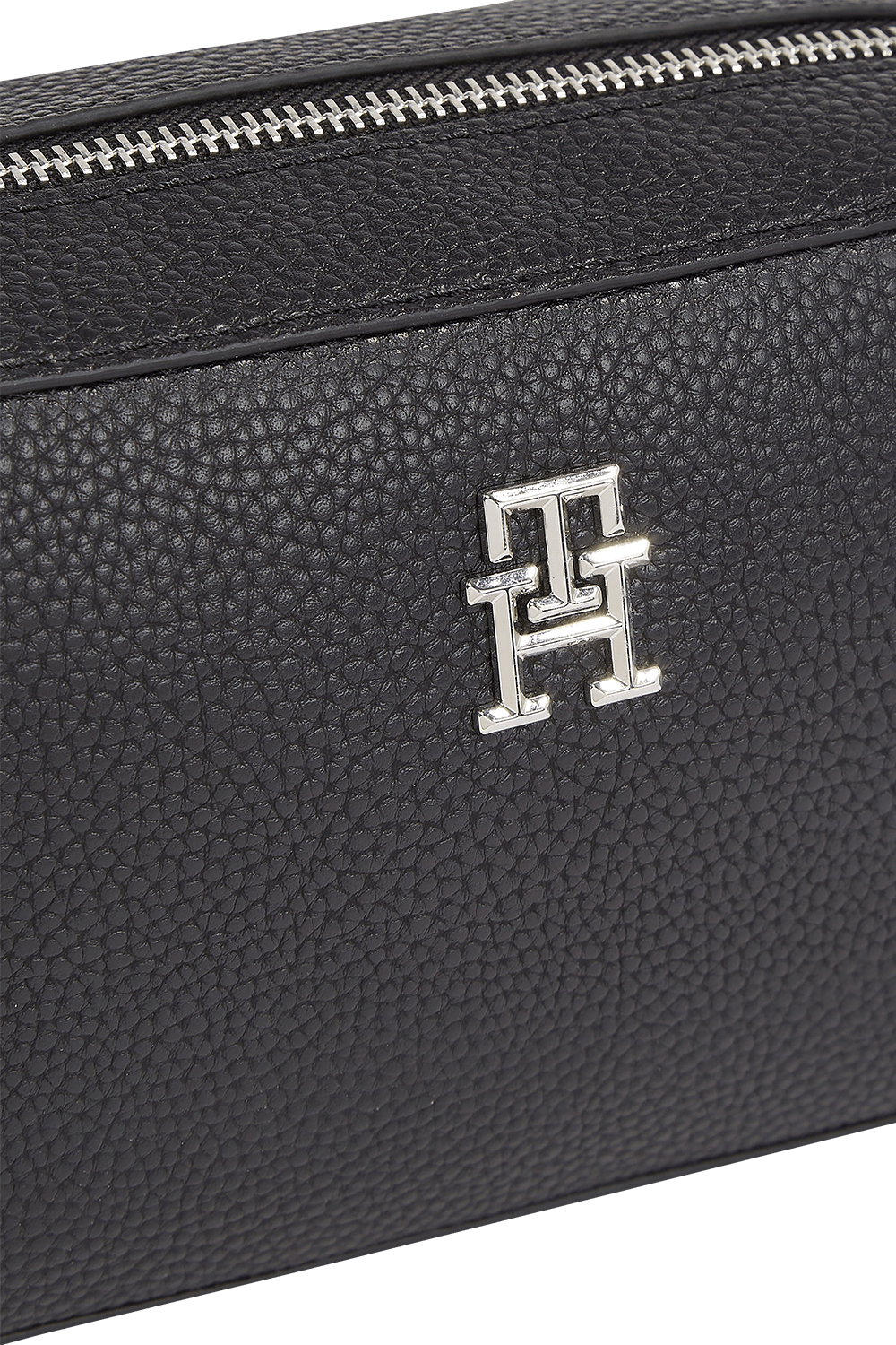 תמונת תקריב של תיק קמארה TOMMY HILFIGER