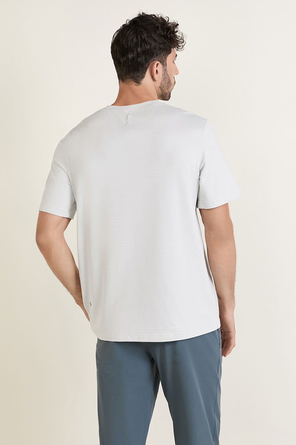תמונת דוגמן אחורית של License to Train Relaxed Short Sleeve LULULEMON