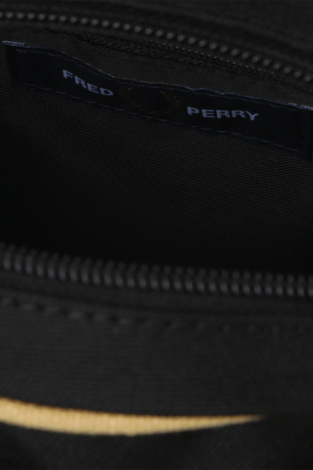 תיק צד בגווני שחור וזהב FRED PERRY