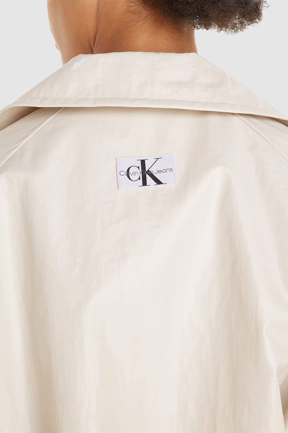 תמונת תקריב דוגמן של מעיל טרנץ` CALVIN KLEIN