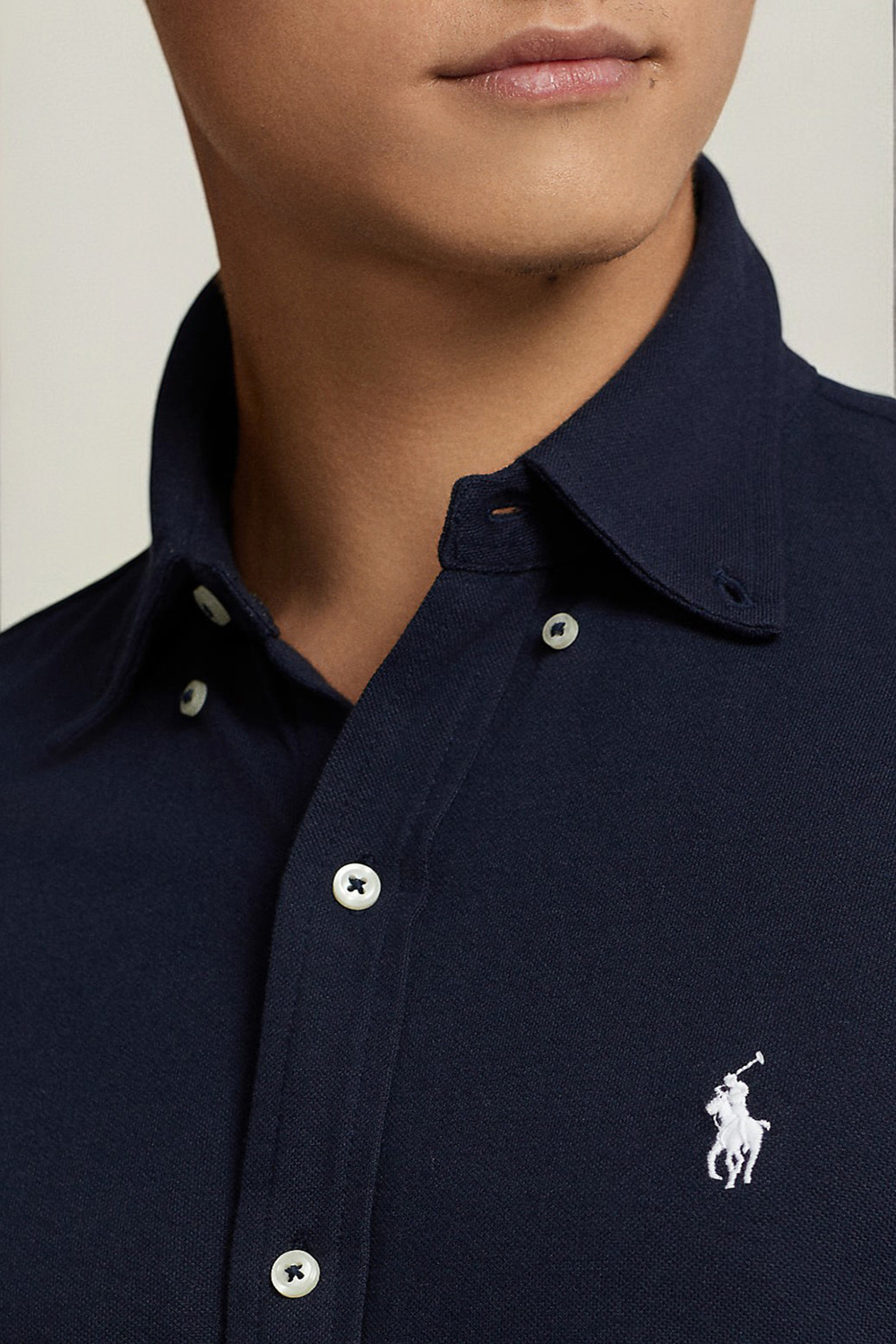תמונת תקריב דוגמן של חולצת פולו ארוכה POLO RALPH LAUREN