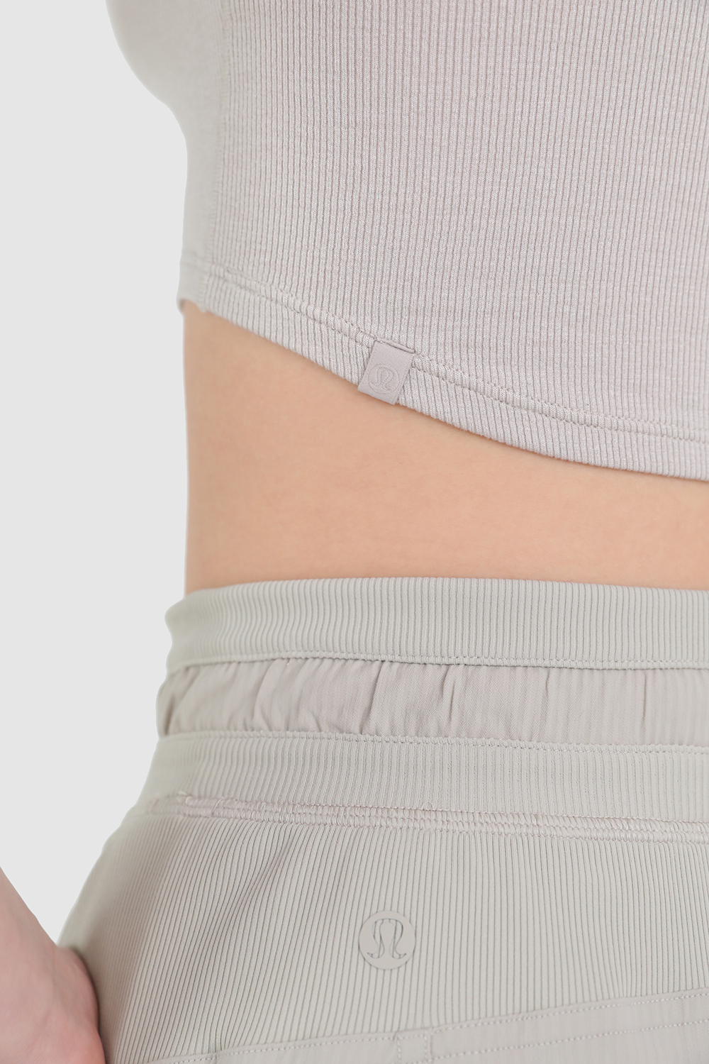 תמונת תקריב דוגמן של Hold Tight Cropped T-Shirt