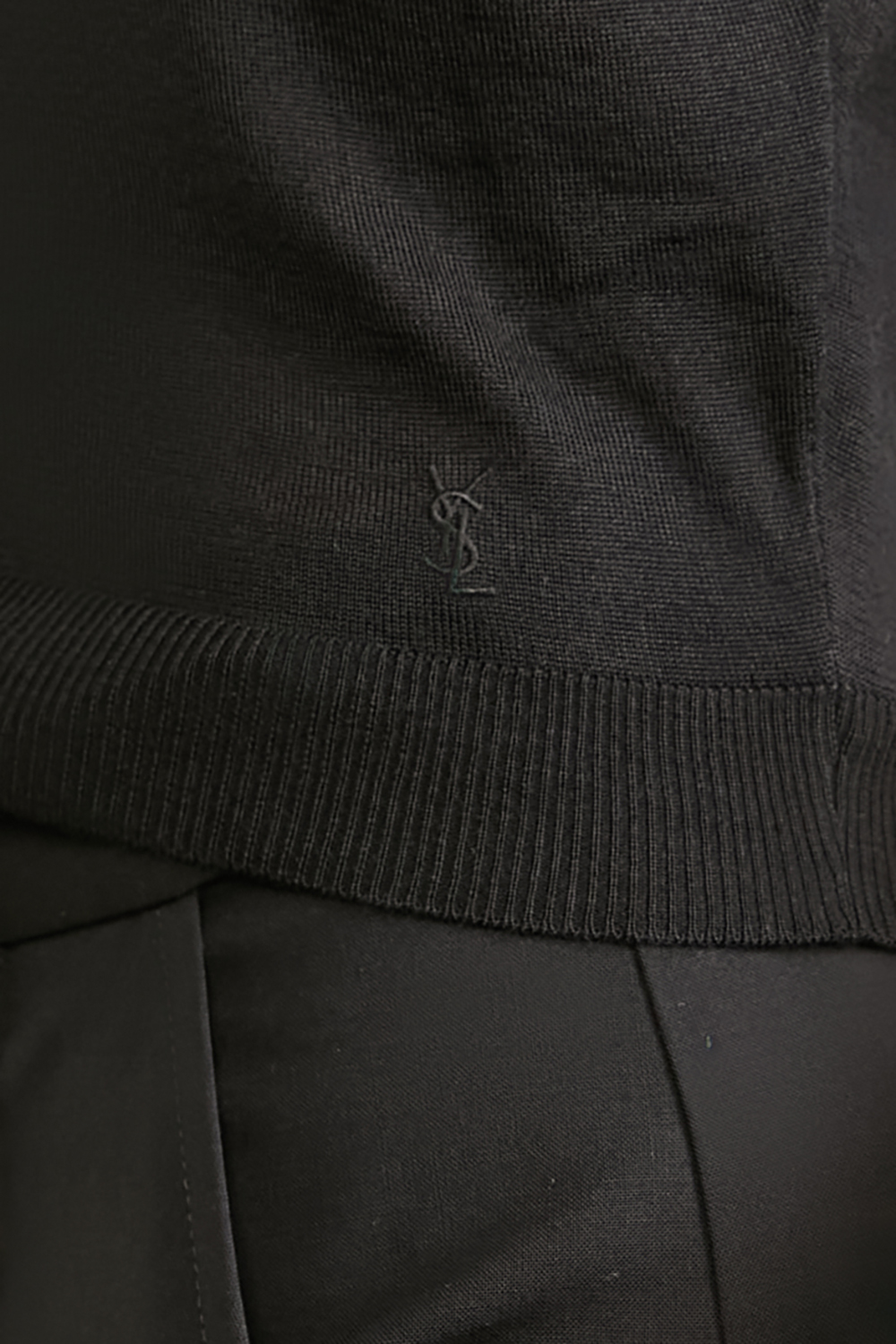 תמונת תקריב דוגמן של סריג פולו קשמיר ומשי SAINT LAURENT