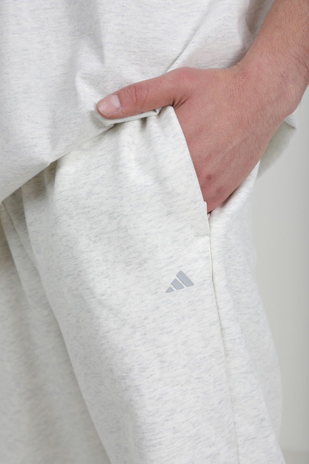 תמונת תקריב דוגמן של מכנסי ג'וג ארוכים ADIDAS ORIGINALS