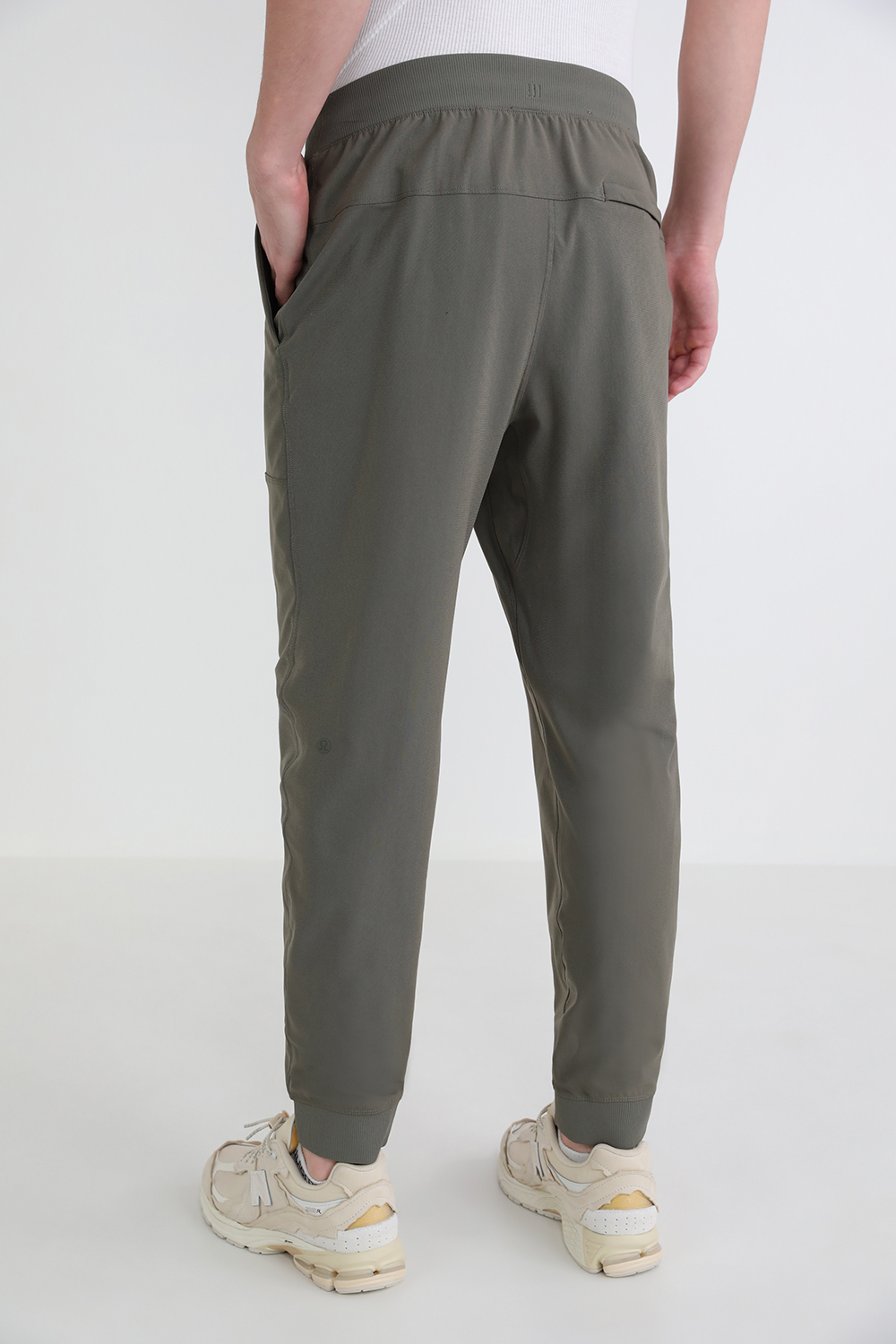תמונת דוגמן אחורית של ABC Jogger
