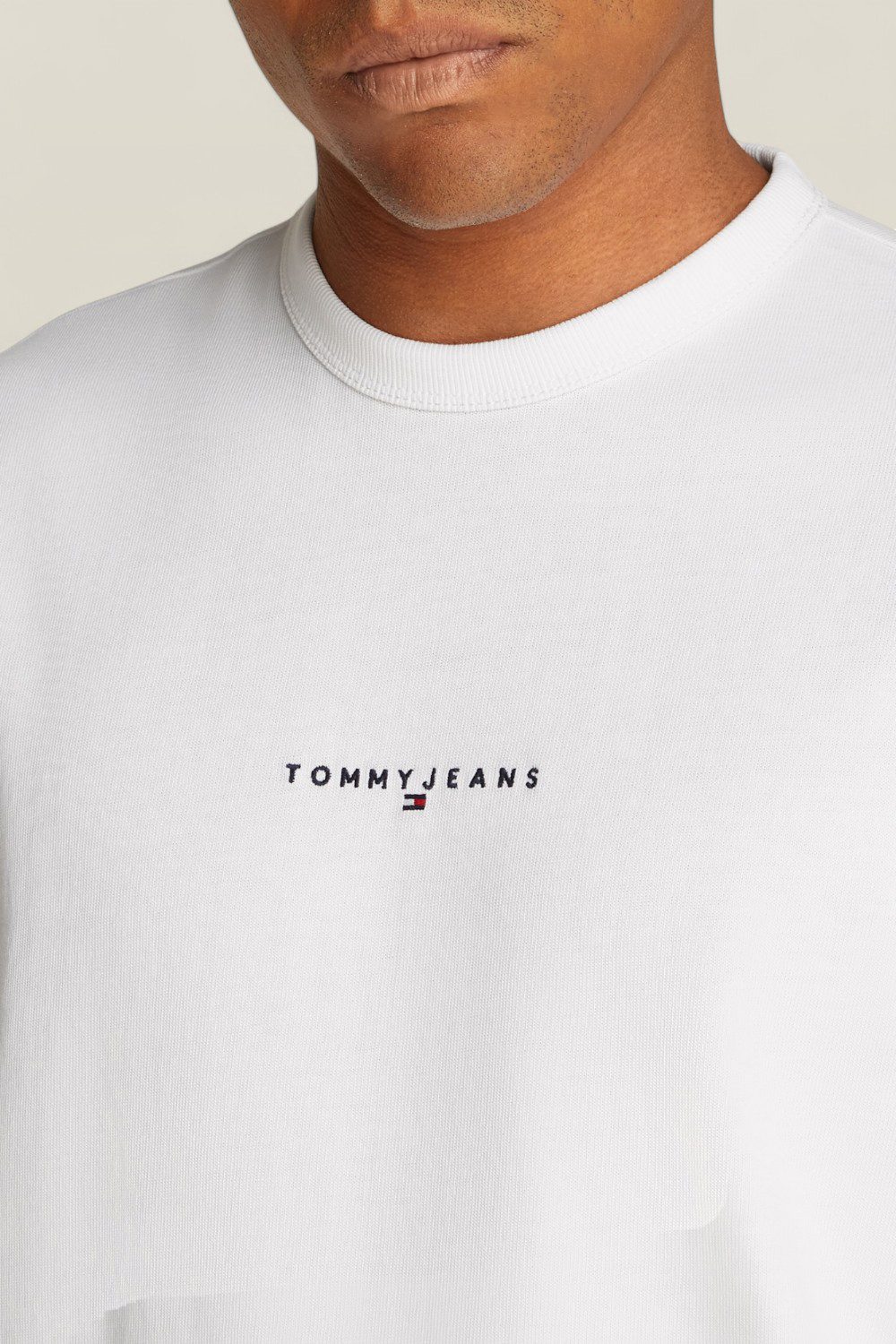 תמונת תקריב דוגמן של חולצת טי TOMMY HILFIGER