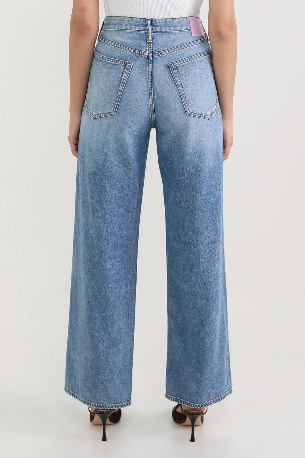 תמונת דוגמן אחורית של מכנסי ג'ינס רחבים RAG & BONE