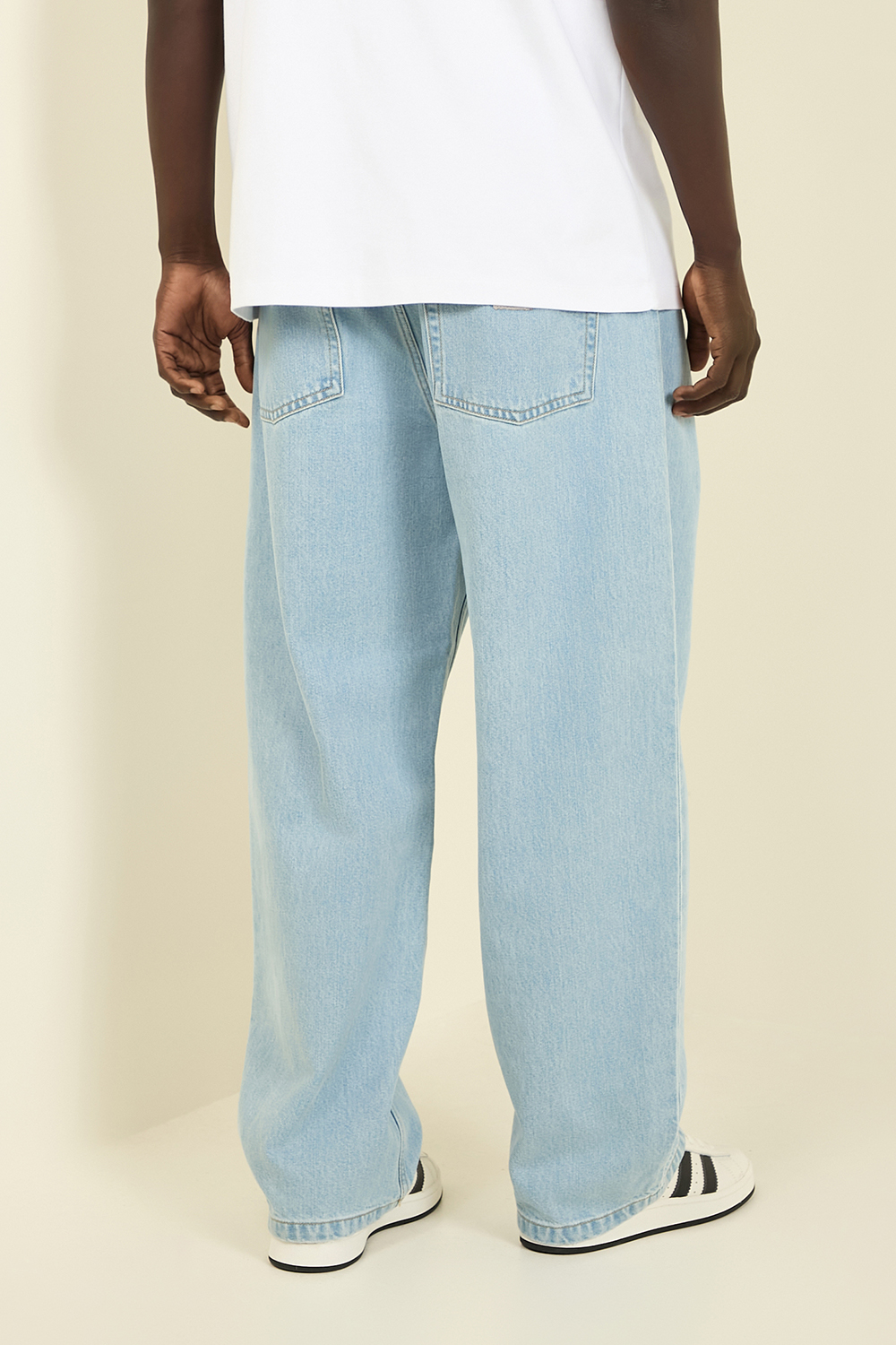 תמונת תקריב דוגמן של מכנסי ג'ינס ברנדון CARHARTT WIP