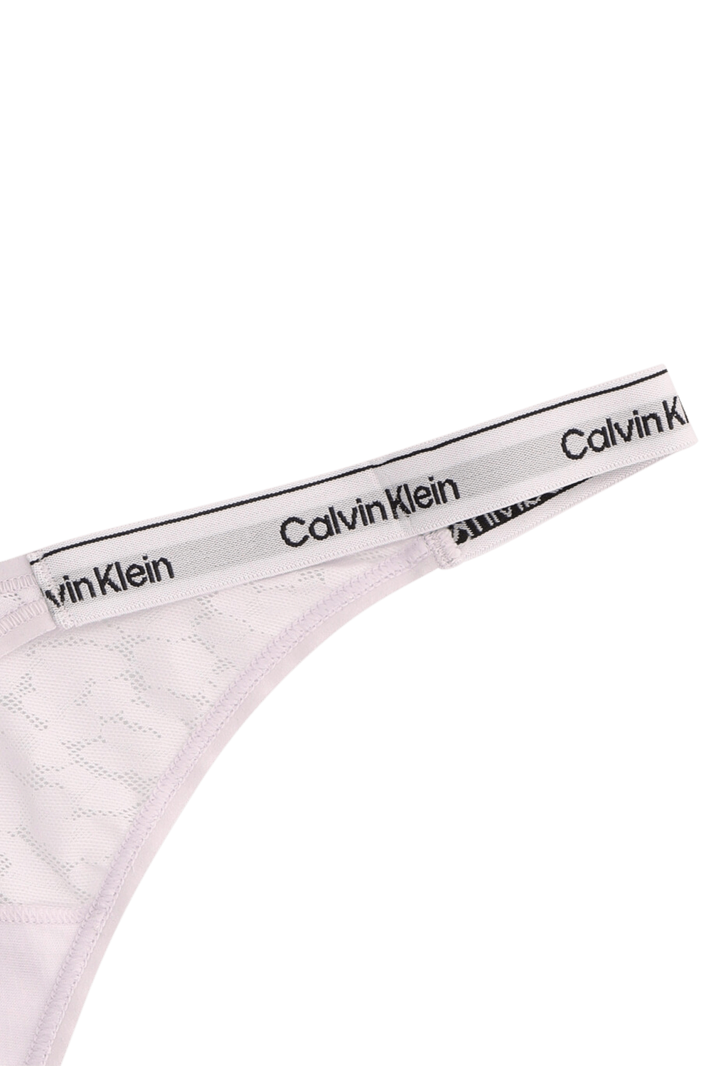 תמונת תקריב של תחתוני תחרה חוטיני CALVIN KLEIN