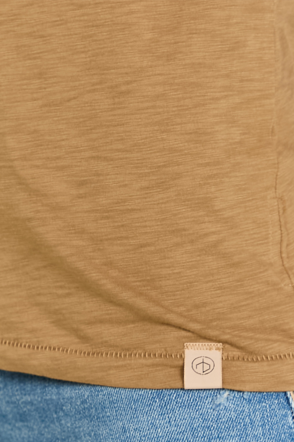 תמונת תקריב דוגמן של חולצת טי RAG & BONE