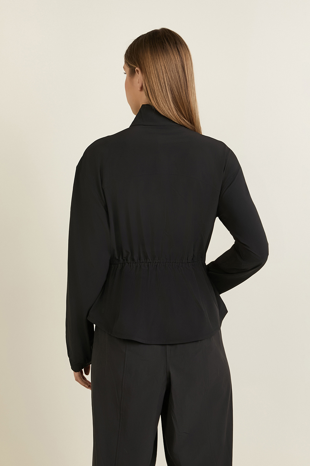 תמונת דוגמן אחורית של UV-Protective Cinch-Waist Running Jacket