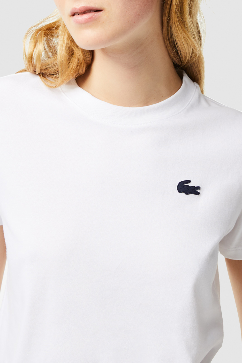 תמונת תקריב דוגמן של חולצת טי LACOSTE