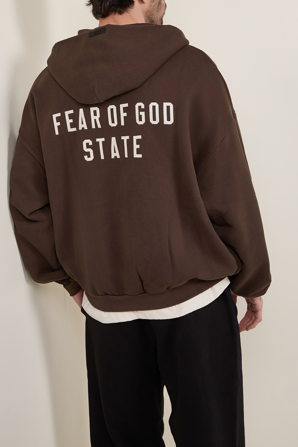 תמונת דוגמן אחורית של סווטשירט קפוצ'ון FEAR OF GOD ESSENTIALS