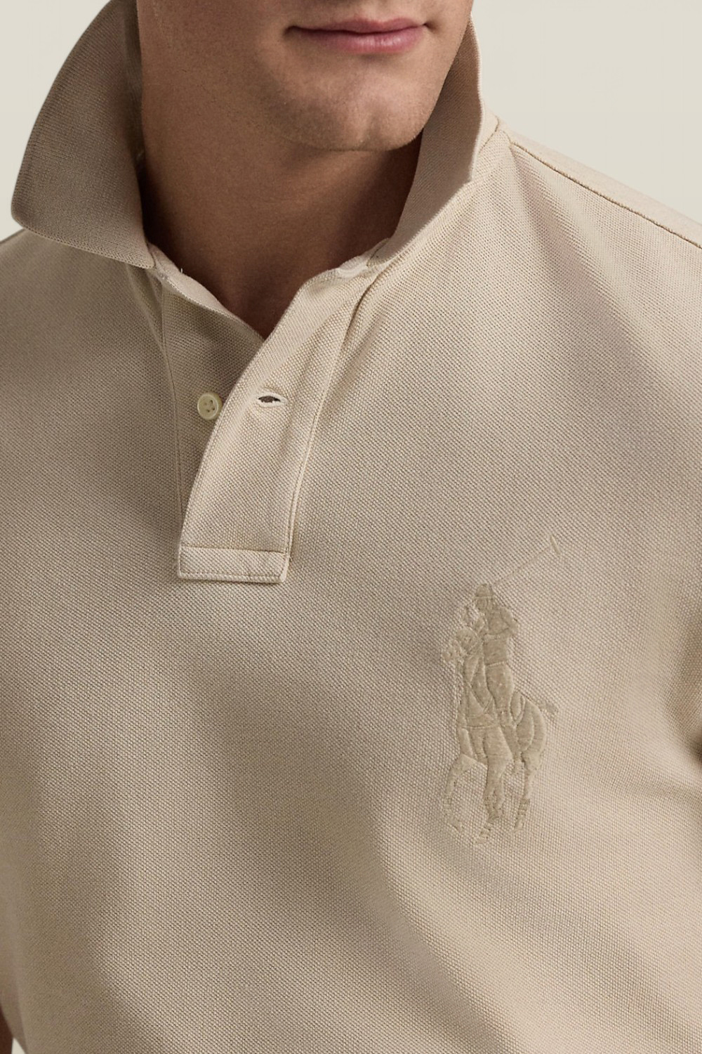 תמונת תקריב דוגמן של חולצת פולו סלים פיט POLO RALPH LAUREN