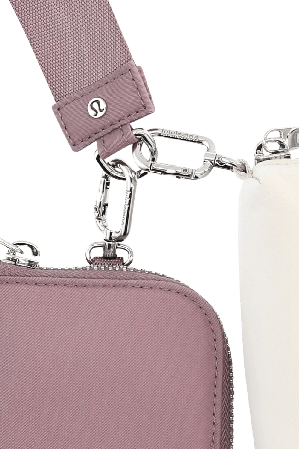 תמונת תקריב של Dual Pouch Wristlet Wallet LULULEMON