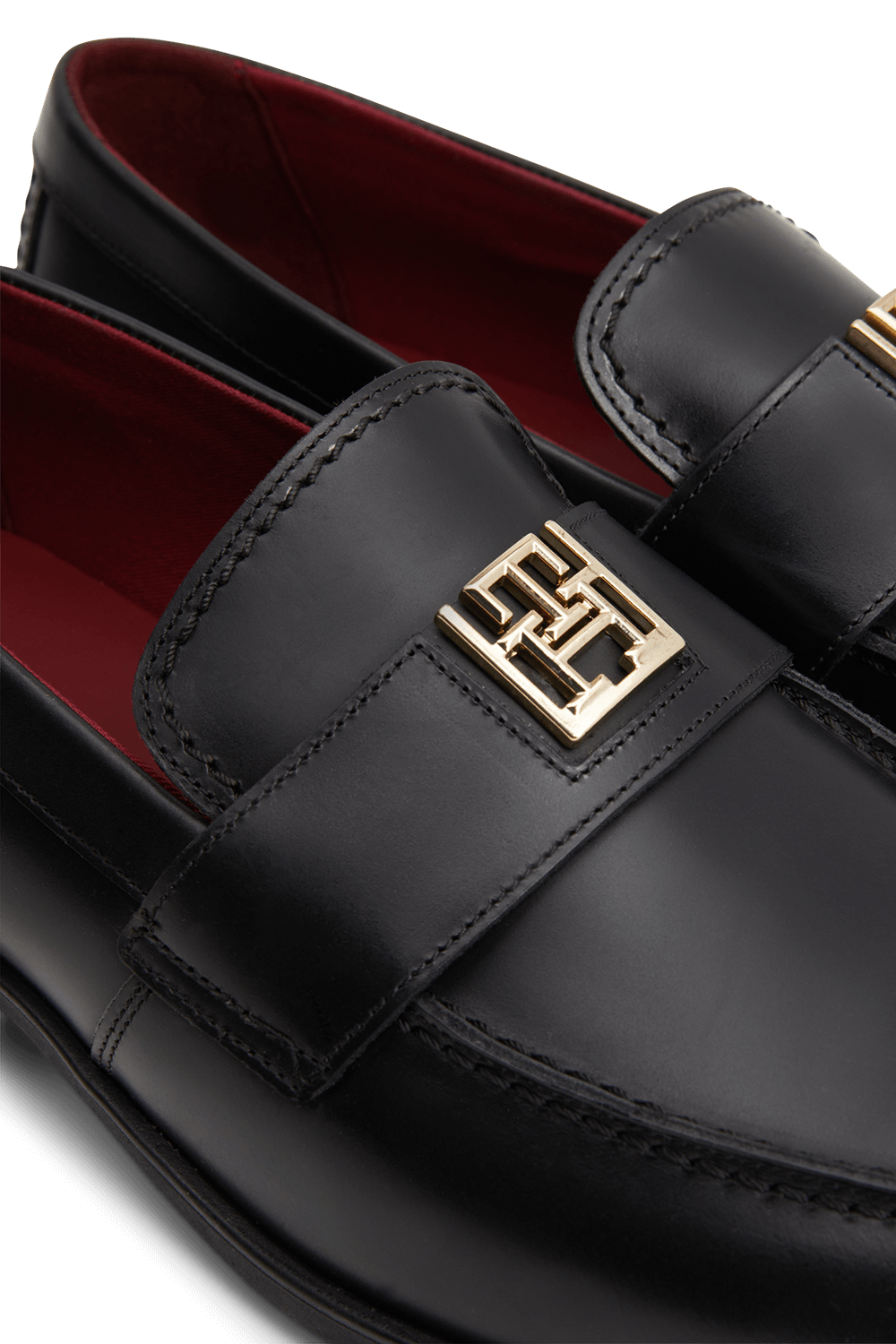 תמונת תקריב של נעלי מוקסינים TOMMY HILFIGER