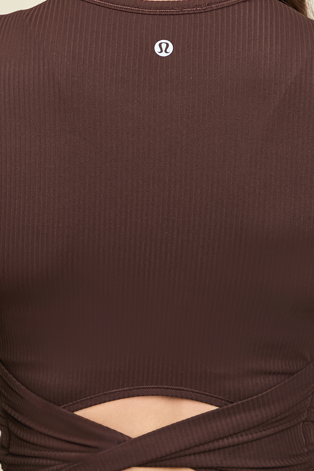 תמונת תקריב דוגמן של All It Takes Back-Twist Ribbed Long-Sleeve Shirt LULULEMON
