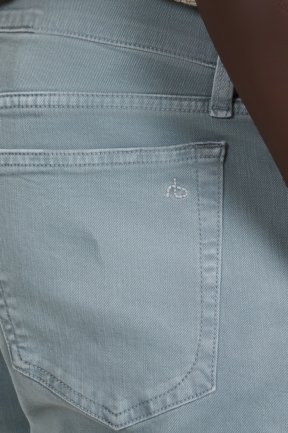 תמונת תקריב דוגמן של מכנסי ג'ינס סלים פיט RAG & BONE