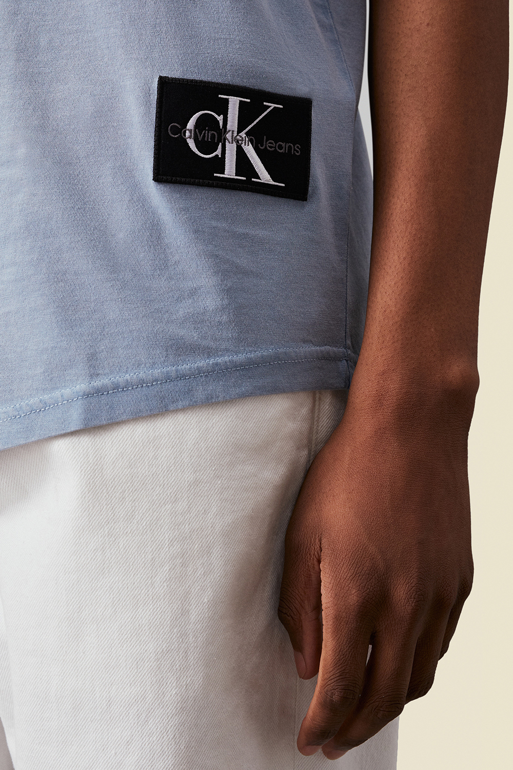 תמונת תקריב דוגמן של חולצת טי CALVIN KLEIN
