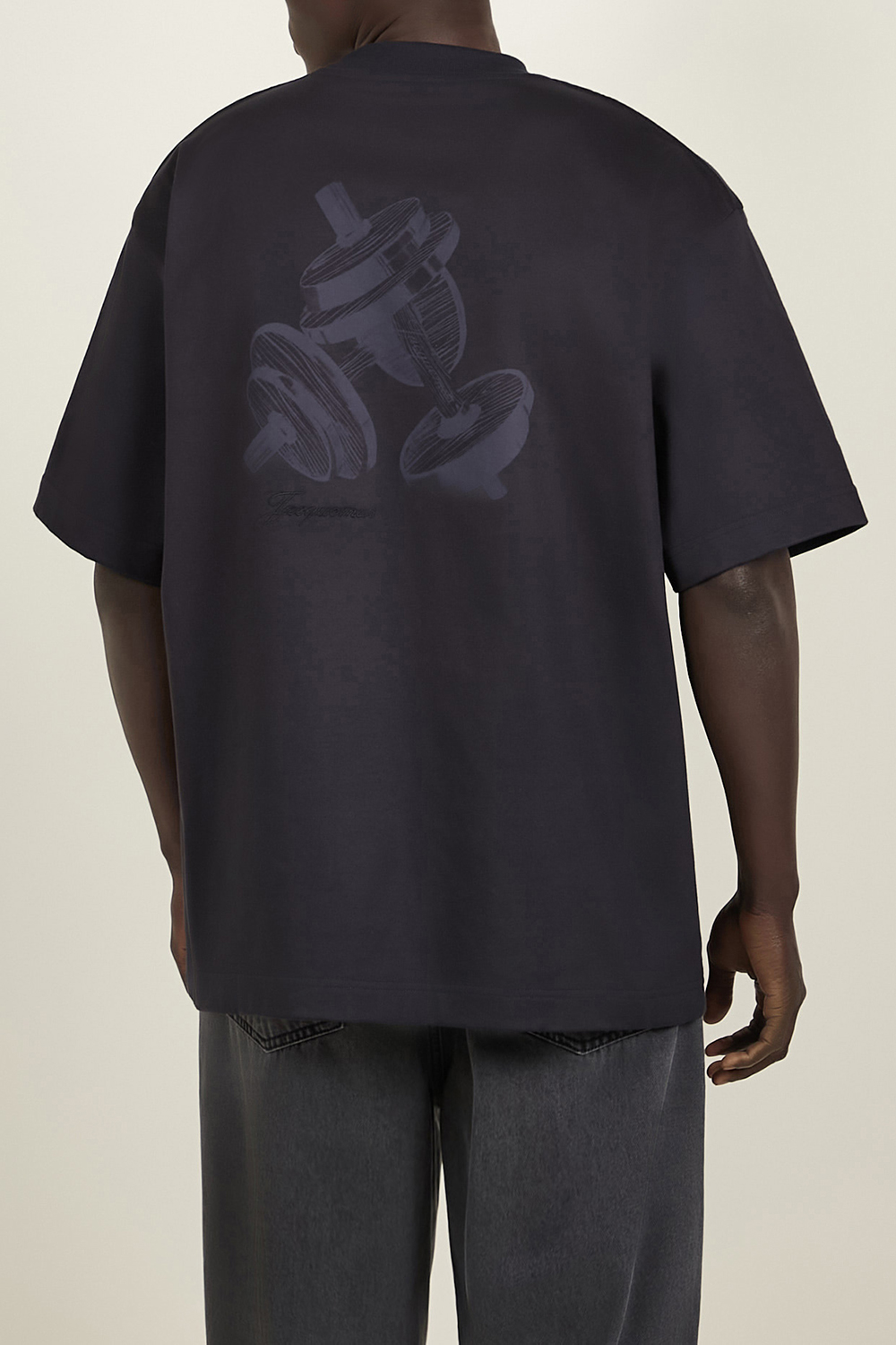 תמונת תקריב דוגמן של חולצת טי JACQUEMUS