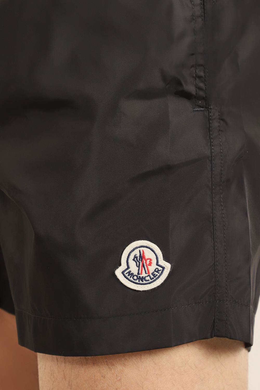 תמונת תקריב דוגמן של מכנסי בגד ים MONCLER