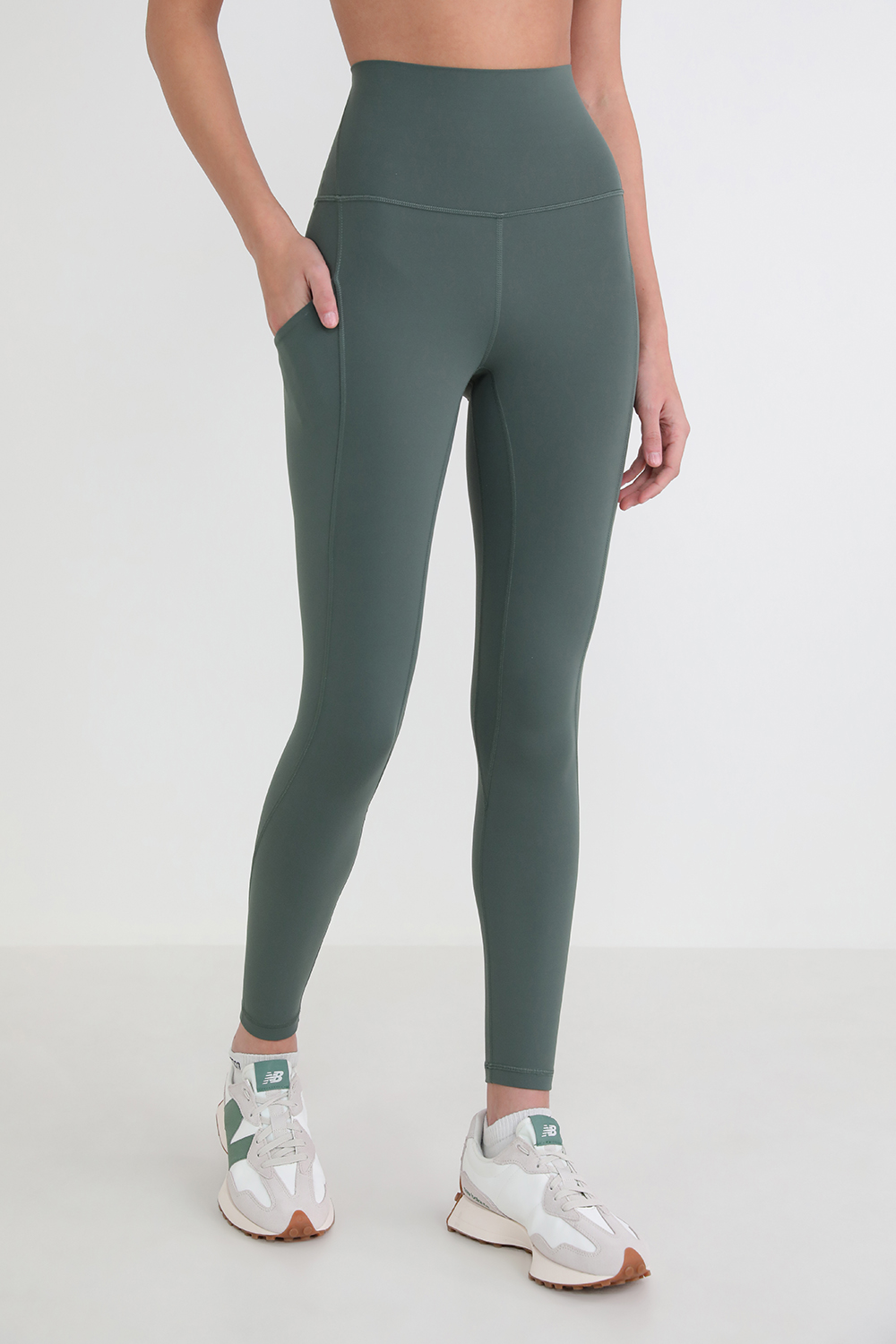 תמונת דוגמן קידמית של Align™Pant 25" *Pockets