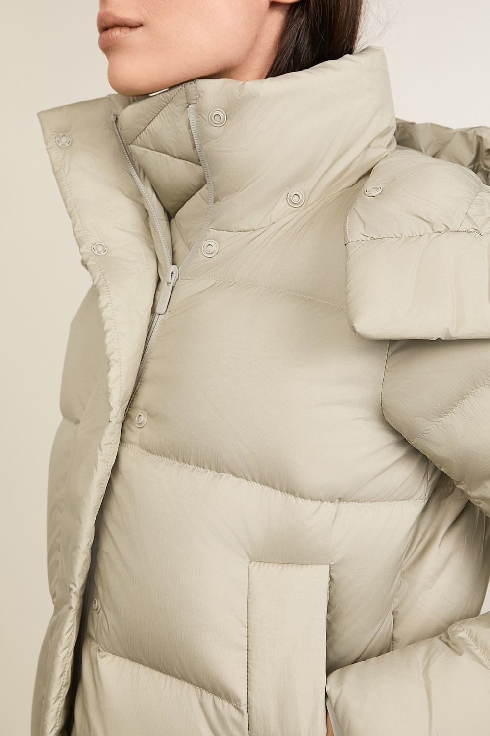 תמונת תקריב דוגמן של Wunder Puff Cropped Jacket LULULEMON