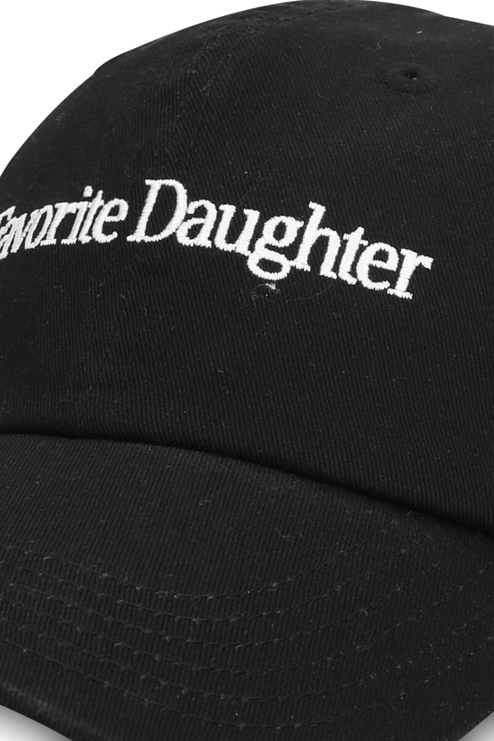 תמונת תקריב של כובע בייסבול FAVORITE DAUGHTER