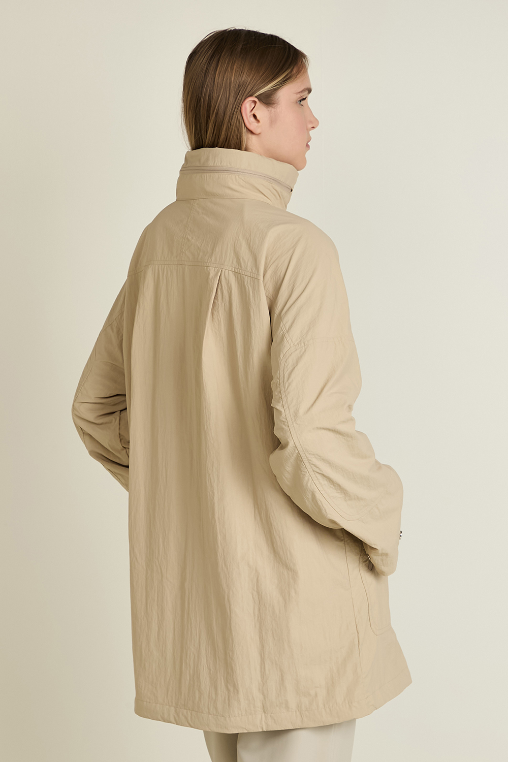 תמונת דוגמן אחורית של Hooded Mid-Length Utility Jacket LULULEMON