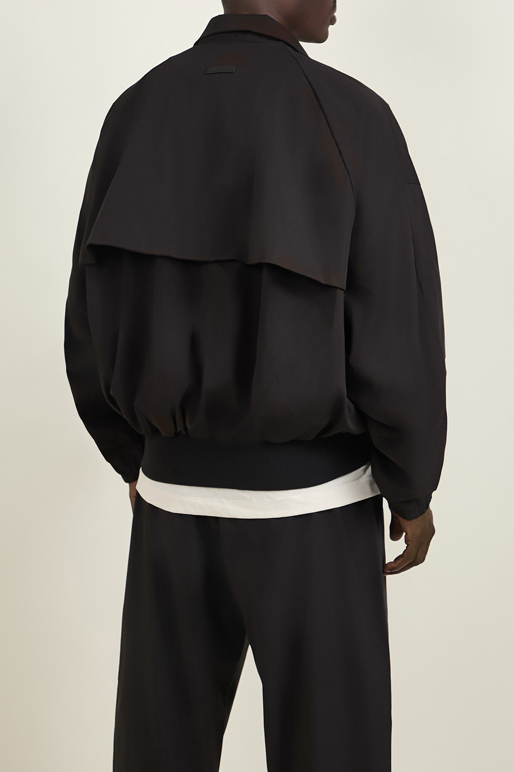 תמונת תקריב דוגמן של ז'קט ניילון FEAR OF GOD